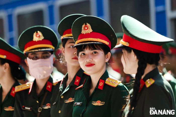Nữ chiến sĩ rạng ngời ngay trước ống kính..