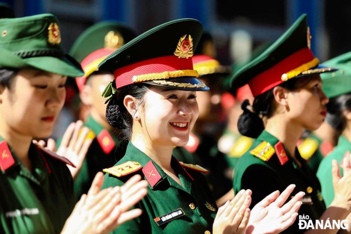 Khoảnh khắc rạng rỡ của nữ chiến sĩ trước lúc lên đường làm nhiệm vụ.