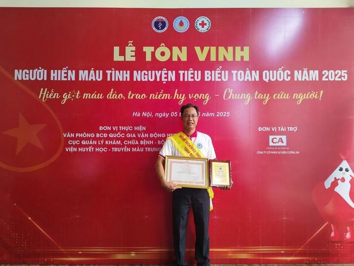 Ông Ngô Gia Lĩnh-Chủ tịch Hội Chữ thập đỏ huyện Mang Yang được tôn vinh người hiến máu tình nguyện tiêu biểu toàn quốc. Ảnh: NVCC