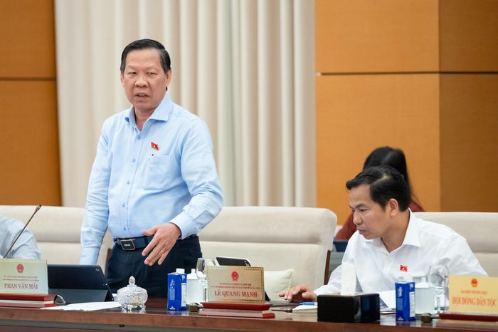 Chủ nhiệm Ủy ban Kinh tế và Tài chính Phan Văn Mãi phát biểu tại phiên họp. Ảnh: Phạm Thắng