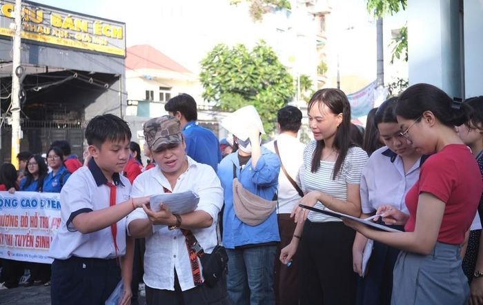 Thí sinh trước giờ thi tại điểm thi Trường THCS Đống Đa