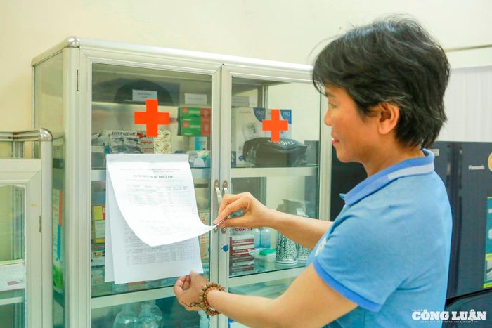 Phòng y tế của trường được các thầy cô kiểm tra trước khi đón các thí sinh đến dự thi.