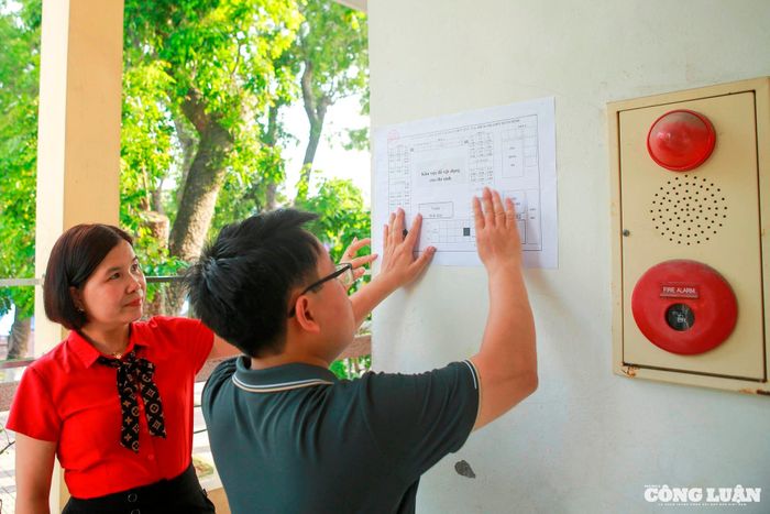 Điểm trưởng - điểm thi THPT Xuân Đỉnh, cô Trần Thị Thúy Ngân kiểm tra các cơ sở vật chất tại trường vào ngày 5/6.