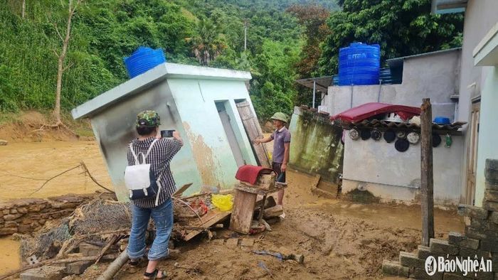 Nếu không đi, tôi chẳng thể nào ghi lại được những thước phim, những bức ảnh, cảm nhận được nỗi đau của bà con sau trận lũ quét. Ảnh: Hoài Thu