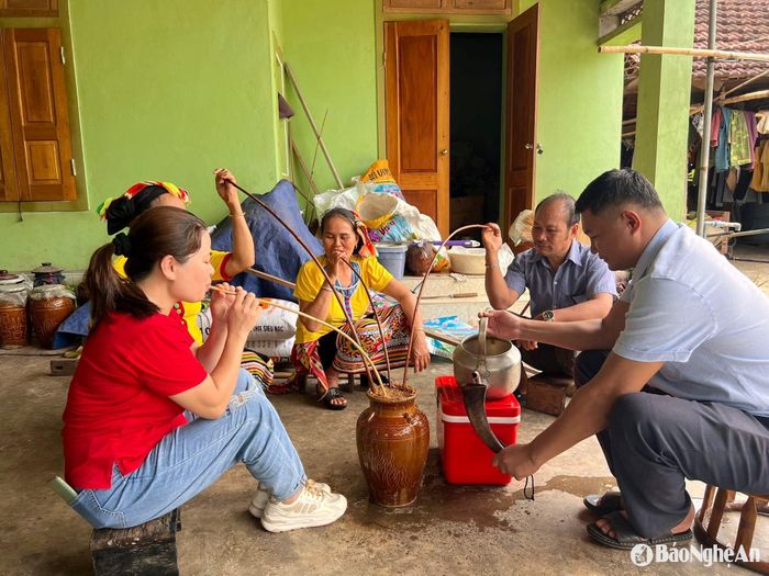 Vui rượu cần cùng bà con bản Phẩy Thái Minh, xã Tiên Kỳ (Tân Kỳ). Ảnh: PV
