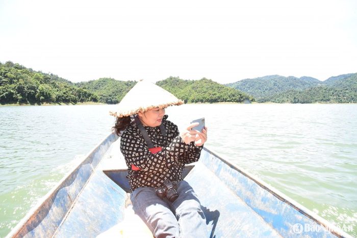 Ngược dòng lòng hồ Thủy điện Hủa Na (xã Đồng Văn, huyện Quế Phong). Ảnh: Hoài Thu