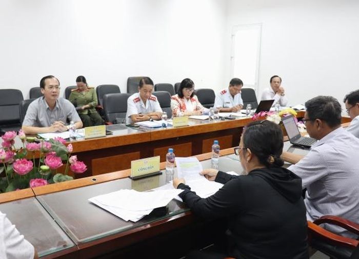 Chủ tịch UBND tỉnh Trần Trí Quang tiếp bà Lâm Thị Xuân, ông Lê Bá Mạnh