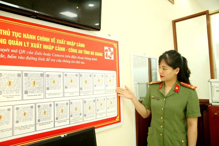 Các thủ tục hành chính được Phòng Quản lý xuất, nhập cảnh xây dựng thành mã quét tạo thuận tiện cho người dân thực hiện trên môi trường mạng.