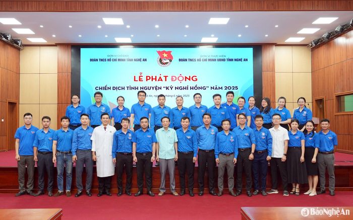 Đại diện Đảng ủy UBND tỉnh, Đoàn UBND tỉnh và các cơ sở Đoàn trực thuộc tại lễ phát động. Ảnh: Thanh Quỳnh