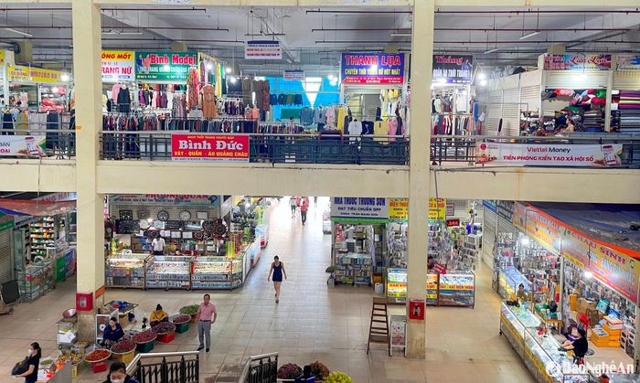 Nhiều ki ốt chợ Vinh mở cửa trở lại trong ngày 7/6. Ảnh: Quang An