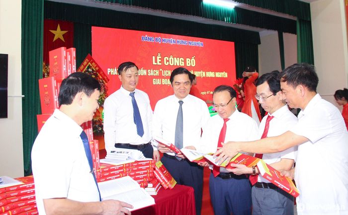 Các đồng chí lãnh đạo tỉnh và huyện Hưng Nguyên trao đổi các nội dung, thông tin được cập nhật trong cuốn sách “Lịch sử Đảng bộ huyện Hưng Nguyên giai đoạn 1930 – 2025”. Ảnh: Mai Hoa