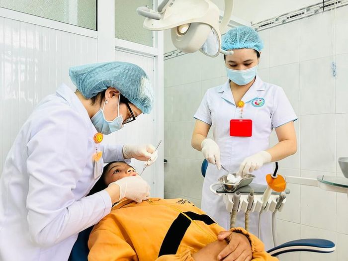  Các y-bác sĩ, nhân viên y tế Bệnh viện Nhi tỉnh luôn tận tâm điều trị, chăm sóc người bệnh. Ảnh: N.N 