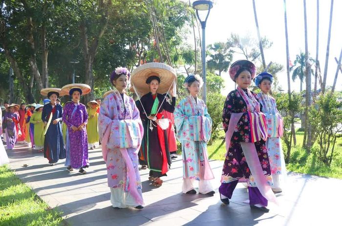 Đoàn diễu hành đã phô diễn những nét đẹp, tinh hoa văn hóa thông qua tà áo dài Việt Nam. Ảnh: Tường Vi/TTXVN