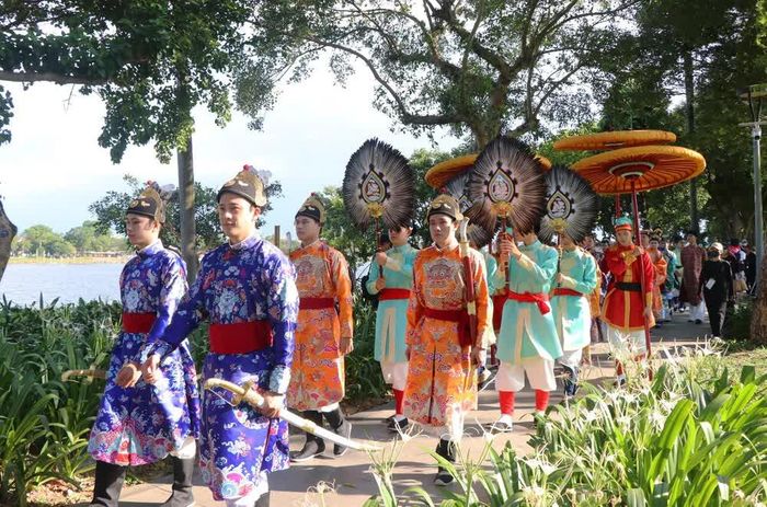 Sự kiện diễu hành quảng bá cổ phục nằm trong chuỗi hoạt động Tuần lễ áo dài cộng đồng Huế 2025. Ảnh: Tường Vi/TTXVN