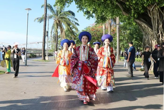 "Việt phong hội tụ" không chỉ là màn trình diễn trang phục mà còn là hành trình kết nối văn hóa. Ảnh: Tường Vi/TTXVN