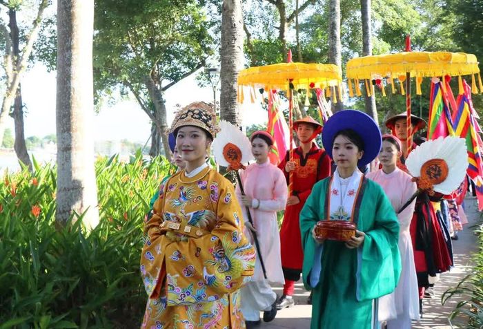 Đoàn diễu hành đã phô diễn những nét đẹp, tinh hoa văn hóa thông qua tà áo dài Việt Nam. Ảnh: Tường Vi/TTXVN