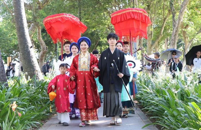 Đoàn diễu hành đã phô diễn những nét đẹp, tinh hoa văn hóa thông qua tà áo dài Việt Nam. Ảnh: Tường Vi/TTXVN
