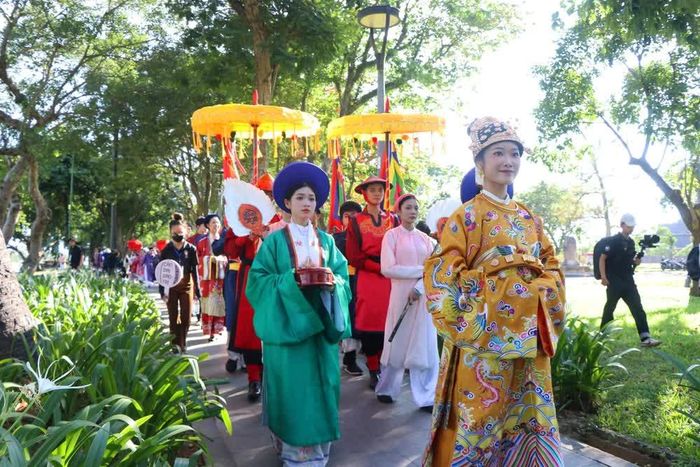 Cuộc diễu hành Việt phục nằm trong Tuần lễ áo dài cộng đồng với sự tham gia của hơn 1.000 người đã diễn ra khắp nhiều tuyến đường trung tâm của Huế. Ảnh: Tường Vi/TTXVN