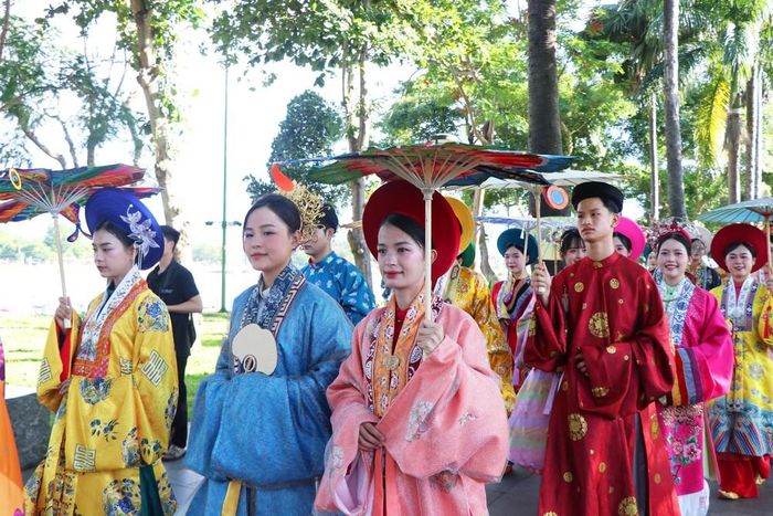 Đoàn diễu hành đã phô diễn những nét đẹp, tinh hoa văn hóa thông qua tà áo dài Việt Nam. Ảnh: Tường Vi/TTXVN