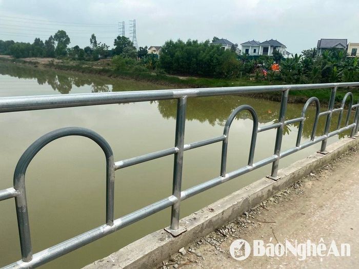 Hệ thống lan can cầu được làm mới đảm bảo an toàn. Ảnh: Văn Trường