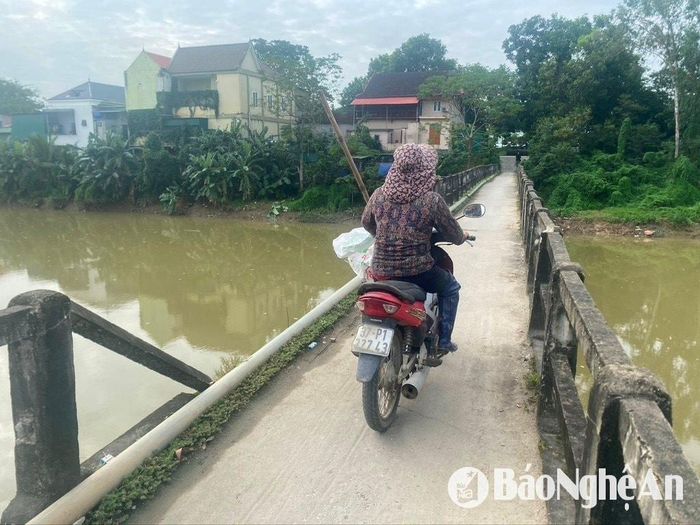 Cầu Ba Ba bắc qua sông Vách Bắc, xã Đô Thành, huyện Yên Thành lâu nay xuống cấp nghiêm trọng. Ảnh chụp tháng 2/2025: Văn Trường