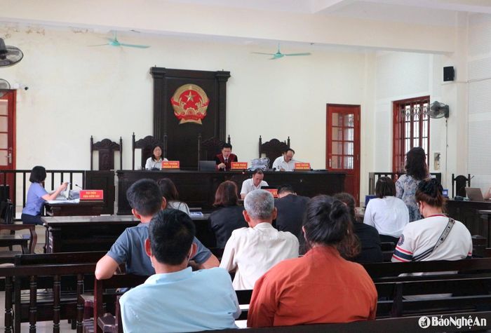 Các bị hại tại phiên tòa. Ảnh: Trần Vũ