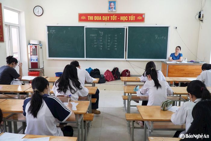 Học sinh lớp 12 thi thử môn Ngữ văn - Kỳ thi tốt nghiệp THPT năm 2025. Ảnh: Mỹ Hà