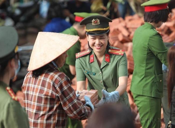 Hưởng ứng phong trào thi đua đặc biệt hỗ trợ xóa nhà tạm, nhà dột nát cho hộ nghèo, cận nghèo và hỗ trợ gia đình người có công gặp khó khăn về nhà ở trên địa bàn tỉnh Bắc Giang, toàn lực lượng Công an tỉnh cùng chung tay đóng góp, ủng hộ kinh phí, ngày công... để hỗ trợ xây dựng (2024) Ảnh: Danh Lam - TTXVN