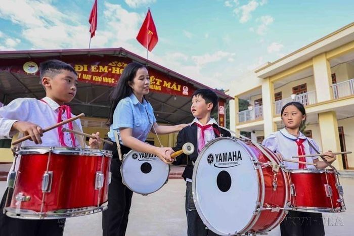 Không ngại khó khăn vất vả, đường sá xa xôi, bất đồng ngôn ngữ, với tình yêu nghề, các thầy, cô giáo vẫn kiên trì bám trường, bám lớp mang ánh sáng tri thức đến với trẻ em và bà con các dân tộc vùng sâu, vùng xa, vùng đặc biệt khó khăn của tỉnh Sơn La. Trong ảnh: Một giờ học đánh trống của cô và trò trường Tiểu học Lóng Luông (Xã Lóng Luông, Huyện Vân Hồ). Ảnh: Minh Đức – TTXVN