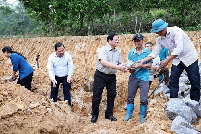 Thủ tướng Phạm Minh Chính phát động xây nhà đại đoàn kết tại xã Cao Sơn, huyện Đà Bắc tại Lễ phát động Phong trào thi đua “Xóa nhà tạm, nhà dột nát” trong cả nước (Hòa Bình, 13/4/2024). Ảnh: Dương Giang-TTXVN