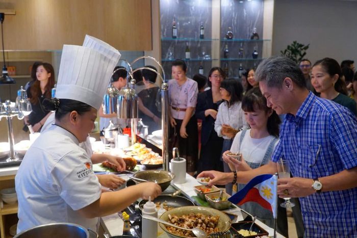 Công chúng thủ đô và du khách trải nghiệm Lễ hội ẩm thực Philippines tại Hà Nội. Ảnh: Nguyễn Hiền