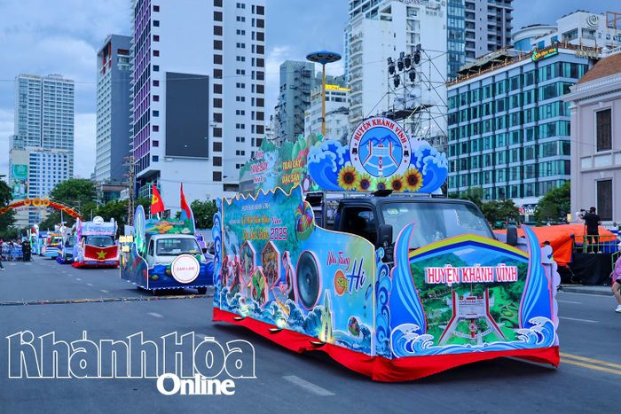 Đoàn xe diễu hành được trang trí những hình ảnh mang tính biểu trưng của các địa phương, doanh nghiệp.