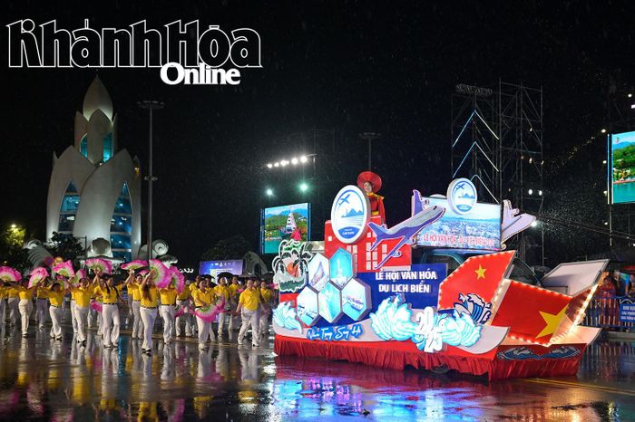 Xe của các huyện, thị xã, thành phố trong tỉnh diễu hành qua Quảng trường 2 tháng 4. Thứ tự lần lượt xe: Vạn Ninh - Khánh Sơn - Diên Khánh - Trường Sa - Ninh Hòa - Nha Trang - Khánh Vĩnh - Cam Lâm - Cam Ranh.