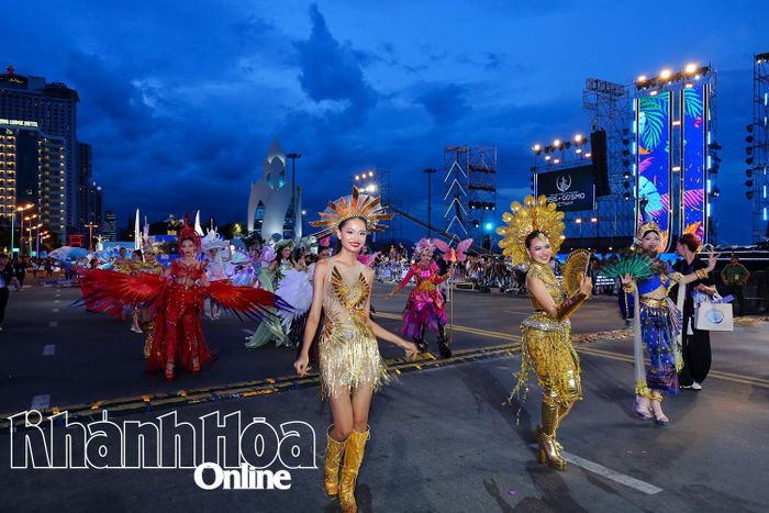 Những người đẹp Hoa hậu Hoàn vũ Việt Nam hòa mình vào không khí lễ hội Carnival.