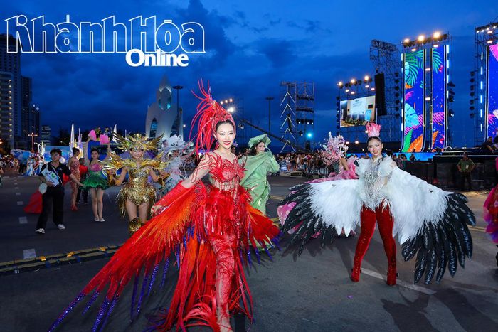 Những bộ trang phục mang đậm màu sắc Carnival được các người đẹp trình diễn trong buổi diễu hành.