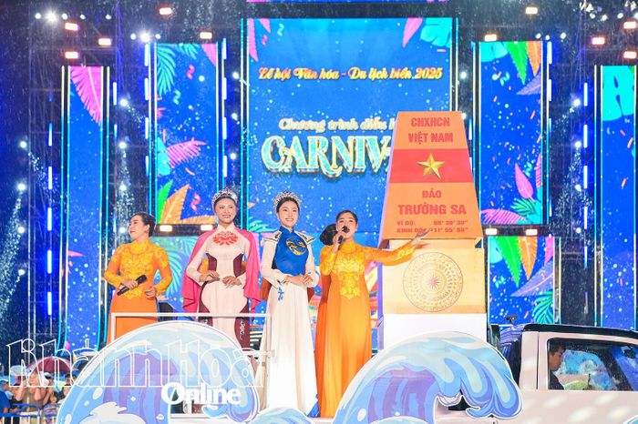Hình ảnh cột mốc chủ quyền ở quần đảo Trường Sa xuất hiện trong chương trình diễu hành.