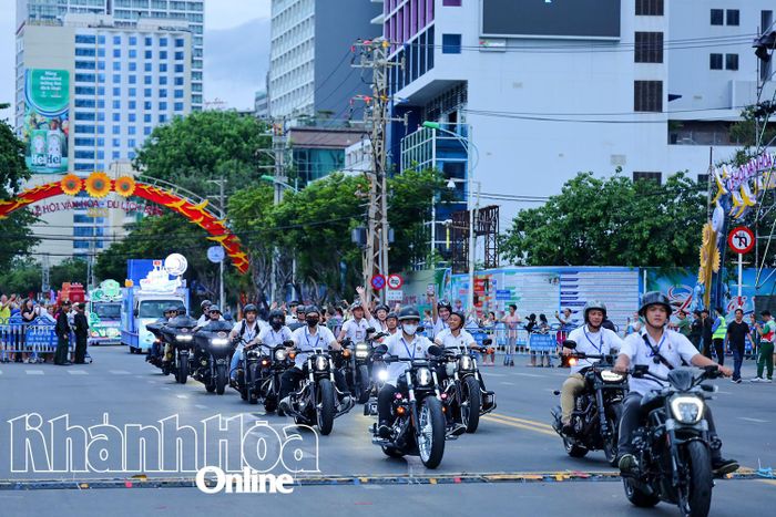 Đoàn xe mô tô phân khối lớn tham gia buổi diễu hành.