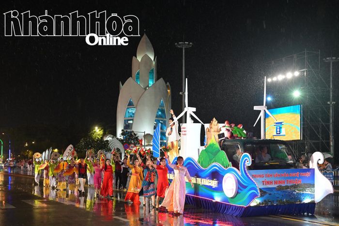 Xe diễu hành đại diện cho tỉnh Ninh Thuận. 