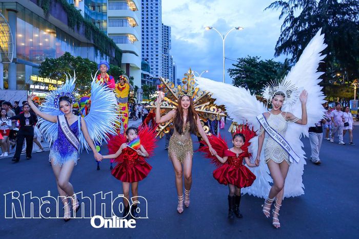 Những người đẹp đến từ cuộc thi Hoa hậu Hoàn vũ Việt Nam khuấy động buổi diễu hành.