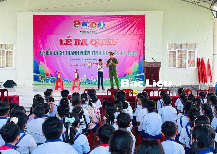 Công an tỉnh tuyên truyền về phòng cháy, chữa cháy cho trẻ em. Ảnh: H.L