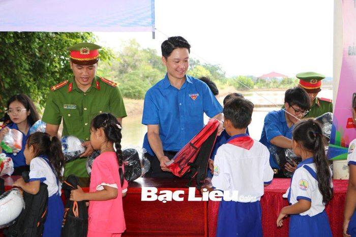 Trẻ em xã Hưng Hội (huyện Vĩnh Lợi) được nhận nhiều phần quà tại “Gian hàng 0 đồng”.