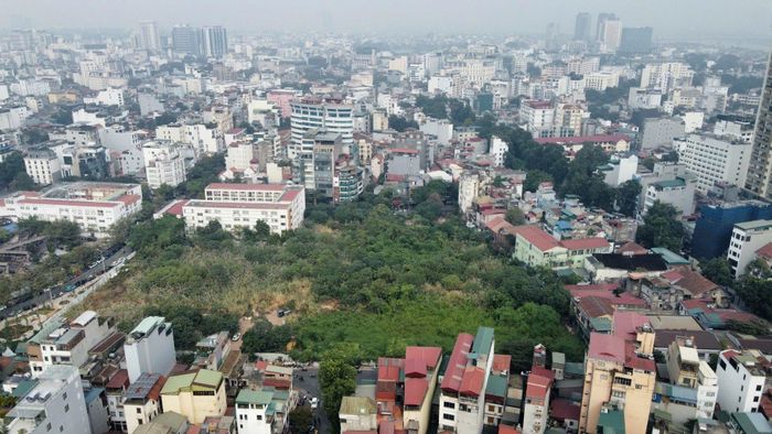 Khu “đất vàng” số 94 phố Lò Đúc phường Phạm Đình Hổ (quận Hai Bà Trưng) từng là nhà máy rượu Hà Nội, nay bỏ hoang nhiều năm gây lãng phí.