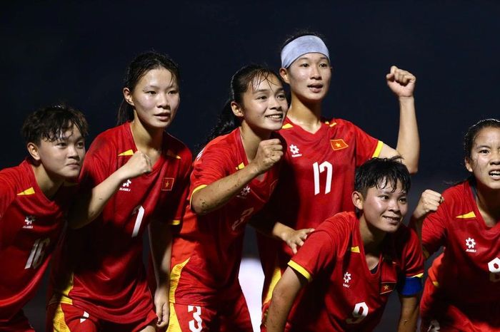 HLV Okiyama Masahiko hài lòng về các học trò ở trận thắng U19 nữ Myanmar. Ảnh: VFF