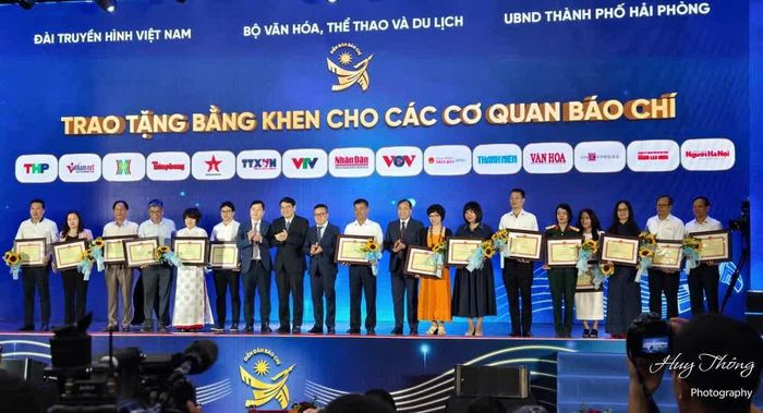 Tại diễn đàn, Bộ Văn hóa, Thể thao và Du lịch đã tặng bằng khen cho các cơ quan báo chí đã có những đóng góp trong việc thúc đẩy phát triển các ngành công nghiệp văn hóa. Ảnh: Huy Thông