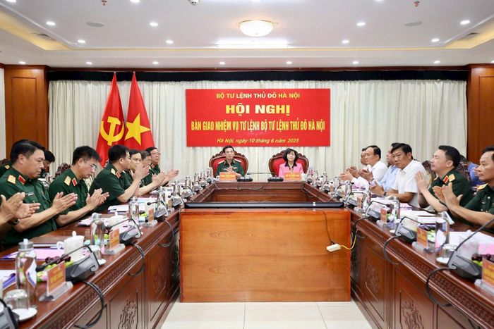 Các đại biểu dự hội nghị bàn giao nhiệm vụ Tư lệnh Bộ Tư lệnh Thủ đô Hà Nội. Ảnh: HNMO