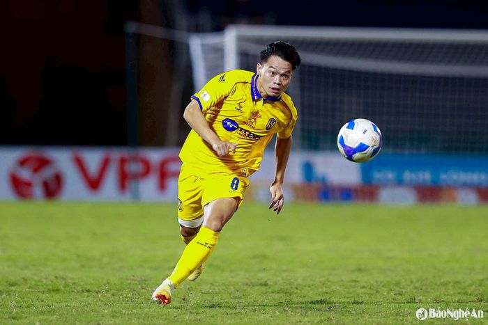 Cầu thủ trẻ Hồ Văn Cường thi đấu khá ổn định bên hành lang cánh phải của Sông Lam Nghệ An. Ảnh tư liệu: Xuân Thủy