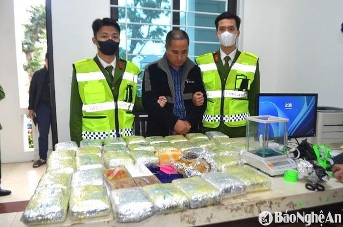 Đối tượng Mùa Bá Vừ và tang vật gồm 35 kg ma túy tổng hợp, 4 bánh heroin. Ảnh tư liệu Phạm Thủy