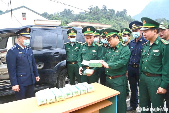 Lãnh đạo Bộ chỉ huy BĐBP tỉnh và ngành chức năng kiểm tra tang vật Chuyên án A424.5P gồm 70 kg ketamin và một xe ô tô biển kiểm soát Lào. Ảnh tư liệu: Hải Thượng