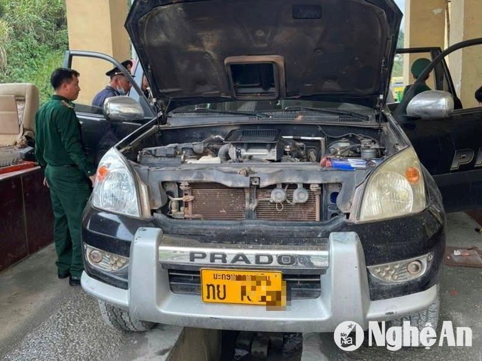Lực lượng chức năng kiểm tra xe ô tô qua lại cửa khẩu. Ảnh tư liệu: Văn Trường