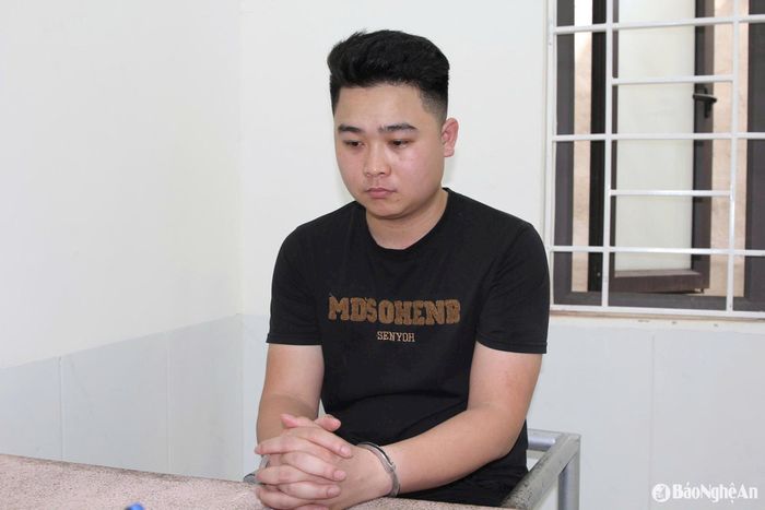 Đối tượng tấn công nữ nhân viên y tế tại cơ quan công an. Ảnh: Hồ Hưng